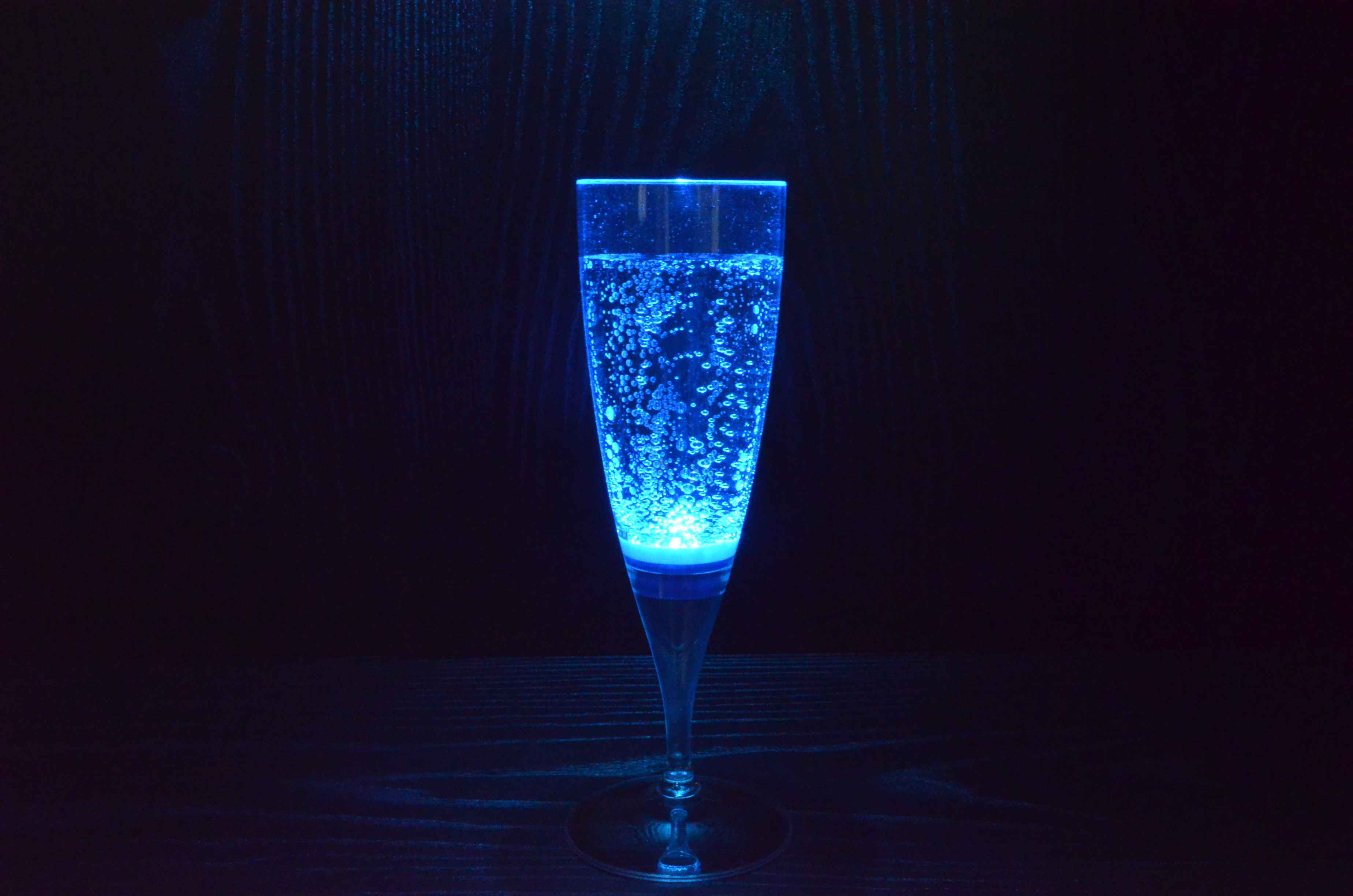 PRECORN 6 Stck LED Sektglas Set leuchtende Sektgläser beleuchtetes Party-Glas Trinkglas Geburtstag Silvester Hochzeit Einweihung Kunststoffglas 150 ml