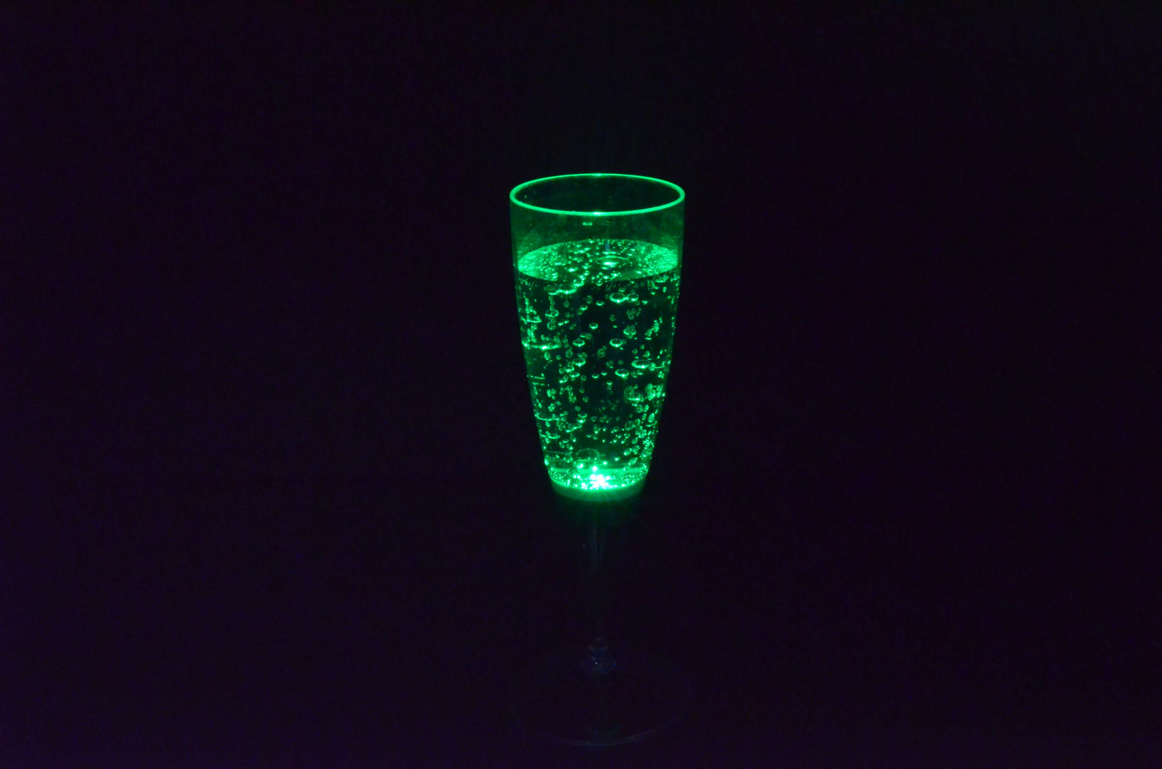 PRECORN 6 Stck LED Sektglas Set leuchtende Sektgläser beleuchtetes Party-Glas Trinkglas Geburtstag Silvester Hochzeit Einweihung Kunststoffglas 150 ml